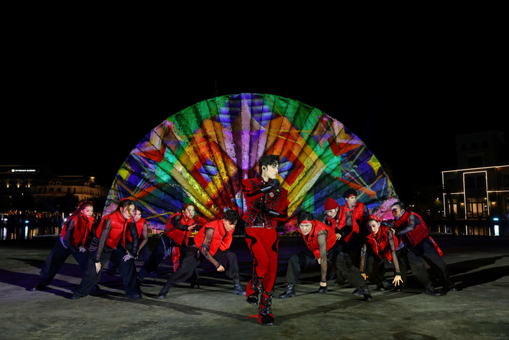 Wren Evans - “tân binh khủng long” của V-pop, kết hợp cùng vũ đoàn trong trang phục LED và hiệu ứng laser futuristic cực đỉnh tại đại nhạc hội - Ảnh: Đ.H.