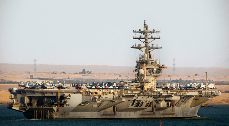 Tàu sân bay USS Eisenhower được nhìn thấy ở kênh đào Suez vào tháng 11-2023 - Ảnh: CNN