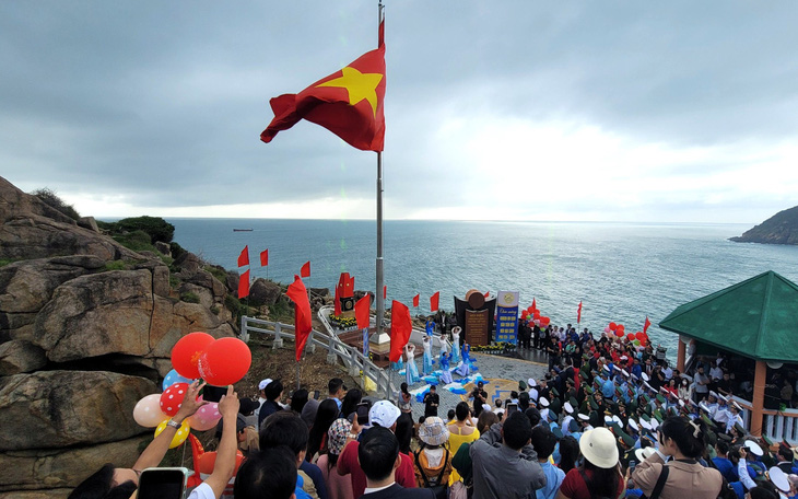 Chào cờ đầu năm ở nơi đón bình minh sớm nhất trên đất liền Việt Nam