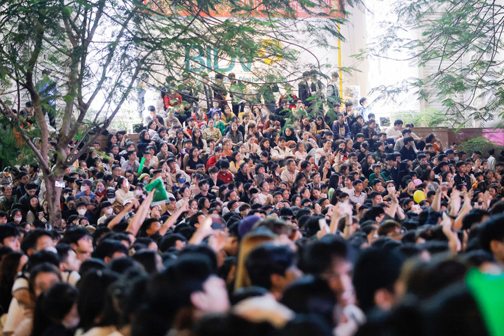 Đêm nhạc hội chào đón năm mới 2024 ở Huế diễn ra trong thời tiết tốt sau nhiều ngày mưa rét, nên thu hút hàng vạn người tham gia - Ảnh: LÊ HUY HOÀNG HẢI