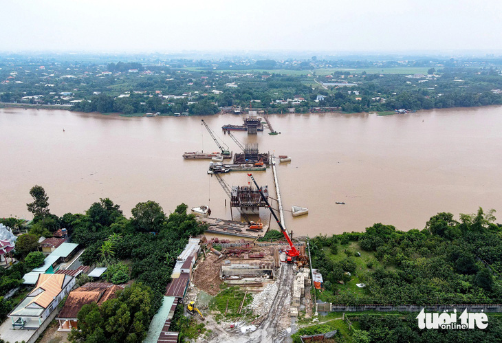 Cầu Bạch Đằng 2 nối huyện Vĩnh Cửu (tỉnh Đồng Nai) và TP Tân Uyên (tỉnh Bình Dương) đang thi công, dự kiến hoàn thành trong năm 2024 - Ảnh: CHÂU TUẤN