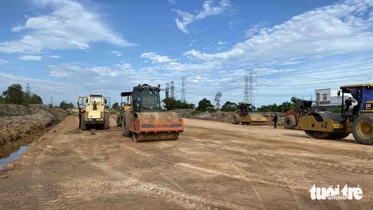 Thi công dự án cao tốc Bến Lức - Long Thành, một phần dự án vành đai 3 ở huyện Nhơn Trạch, Đồng Nai - Ảnh: TỰ TRUNG
