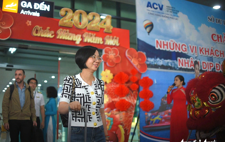 Những du khách đầu tiên đặt chân lên đất Bình Định vào năm 2024 - Ảnh: LÂM THIÊN
