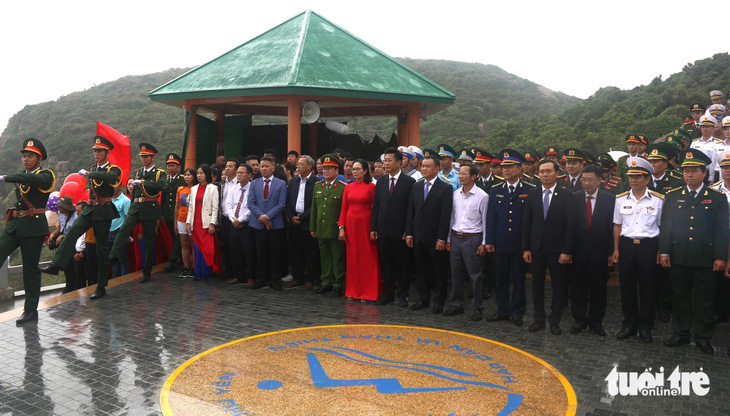 Lãnh đạo tỉnh Phú Yên cùng đông đảo người dân, du khách dự lễ chào cờ tại Mũi Điện - Ảnh: NGUYỄN HOÀNG