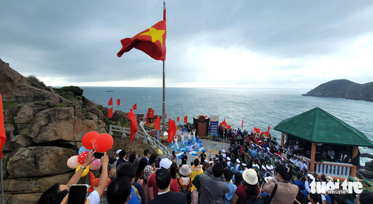 Hàng trăm người dân và du khách tham dự buổi chào cờ - Ảnh: NGUYỄN HOÀNG