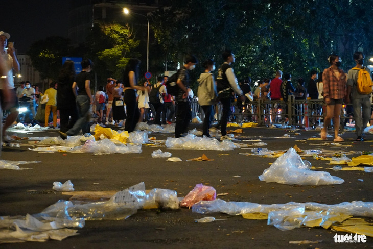 Khu vực phố đi bộ Nguyễn Huệ, công viên bến Bạch Đằng ngập rác sau lễ hội countdown - Ảnh: XUÂN HƯƠNG