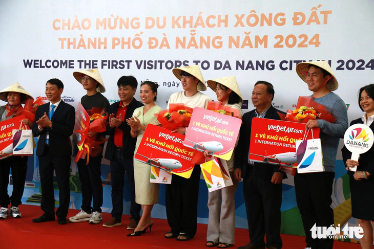 Các du khách đến xông đất Đà Nẵng năm 2024 may mắn được tặng các voucher vé máy bay - Ảnh: ĐOÀN NHẠN