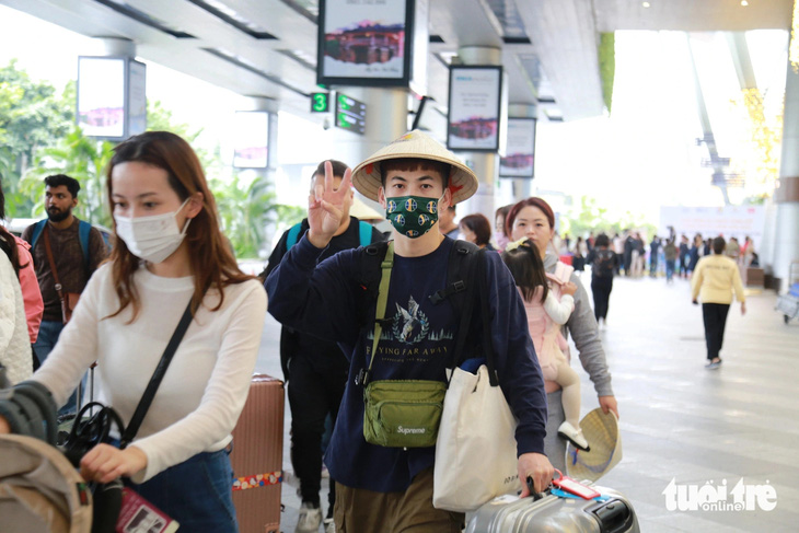 Chuyến bay quốc tế đưa hơn 140 hành khách từ Incheon (Hàn Quốc) đến với Đà Nẵng - Ảnh: ĐOÀN NHẠN