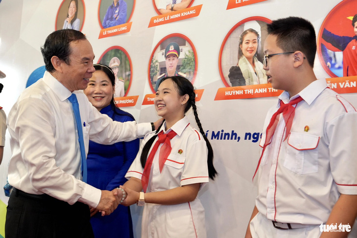Bí thư Thành ủy TP.HCM Nguyễn Văn Nên chúc mừng các gương Công dân trẻ tiêu biểu TP.HCM năm 2023 - Ảnh: HỮU HẠNH