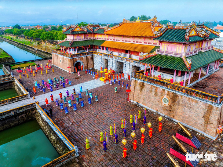 Lễ ban sóc dưới triều Nguyễn được tái hiện vào ngày đầu năm mới 2024 tại Huế - Ảnh: LÊ ĐÌNH HOÀNG