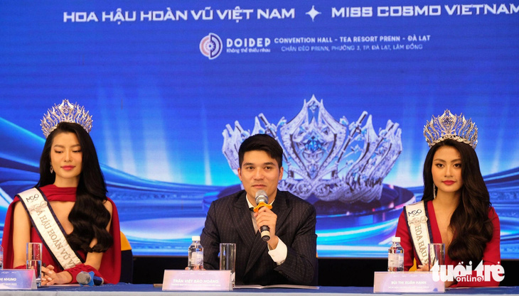 Hoa hậu Bùi Thị Xuân Hạnh (bìa phải) và á hậu Hoàng Thị Nhung tại buổi gặp gỡ báo chí - Ảnh: MAI VINH