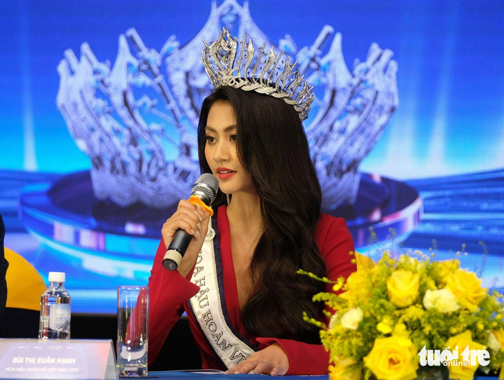 Hoa hậu Bùi Thị Xuân Hạnh cho biết mình vượt lên khó khăn của hoàn cảnh, tham gia cuộc thi và giành vương miện - Ảnh: MAI VINH