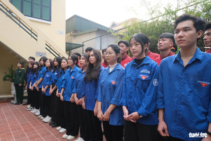 Nhiều bạn trẻ đã đến Bảo tàng Nguyễn Chí Thanh trong ngày đầu năm mới nhân dịp kỷ niệm 110 năm ngày sinh Đại tướng - Ảnh: HÀ THANH