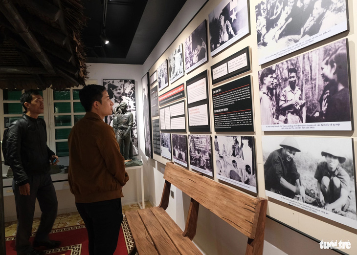 Những tư liệu quý tại Bảo tàng Nguyễn Chí Thanh thu hút sự quan tâm của độc giả - Ảnh: HÀ THANH