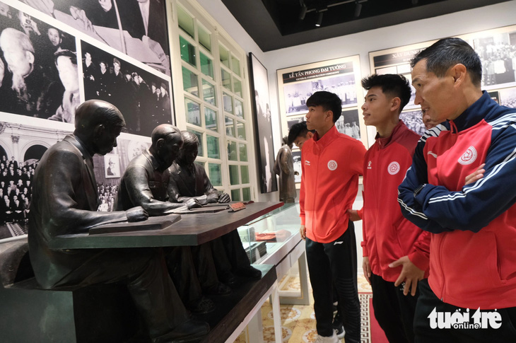 Các vận động viên tham quan Bảo tàng Đại tướng Nguyễn Chí Thanh ngày đầu năm mới - Ảnh: HÀ THANH