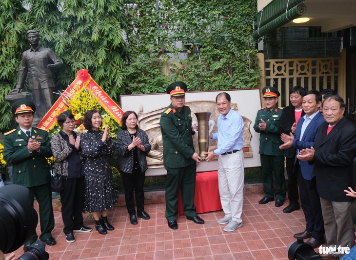 Đại diện gia đình và Bảo tàng Nguyễn Chí Thanh nhận bức phù điêu chân dung kèm theo lời căn dặn của Đại tướng và chiếc cúp dành cho đội Thể Công - đội nhất bóng đá A1 toàn quốc năm 1981 - Ảnh: HÀ THANH