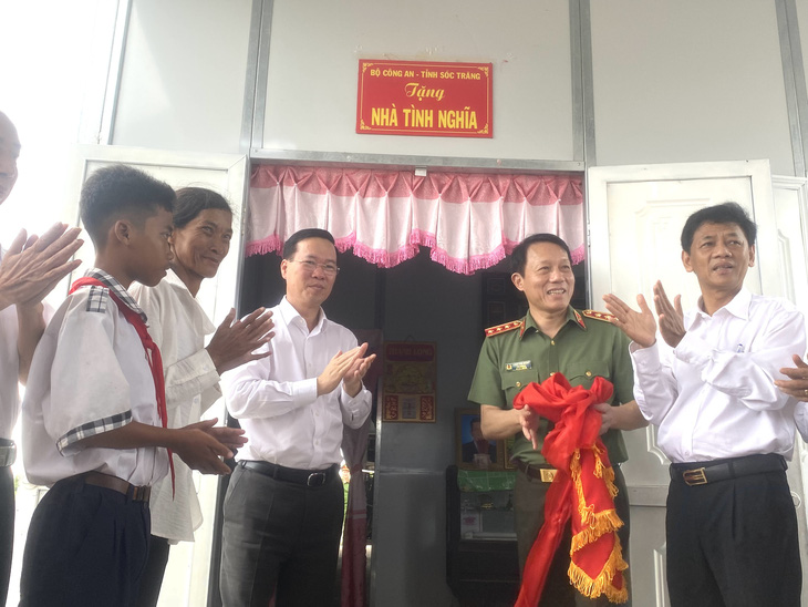 Chủ tịch nước Võ Văn Thưởng trao nhà cho hộ nghèo ở huyện Mỹ Xuyên, tỉnh Sóc Trăng - Ảnh: KHẮC TÂM