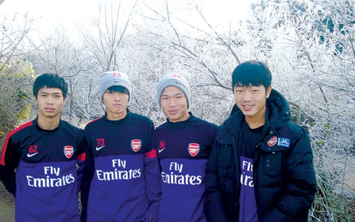 Trần Hữu Đông Triều (thứ 2 từ phải sang) khi cùng Công Phượng, Tuấn Anh, Xuân Trường sang đội trẻ Arsenal thi đấu - Ảnh: FBNV