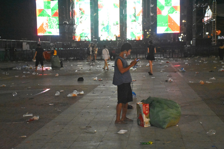 Sau phần đếm countdown người dân và du khách rời đi để lại một lượng rác khổng lồ trên quảng trường 2-4
