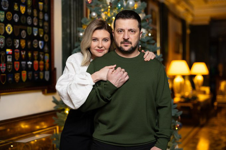 Tổng thống Ukraine Volodymyr Zelensky đăng tấm ảnh cùng phu nhân Olena Zelenska trên X (trước đây là Twitter) đầu năm mới 2024 - Ảnh: X Volodymyr Zelensky