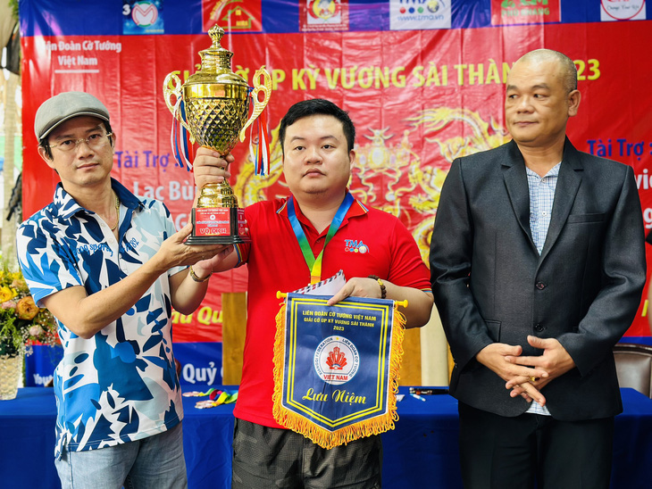Kỳ thủ Hà Văn Tiến (giữa) vô địch Giải cờ úp Kỳ Vương Sài Thành - Ảnh: G.N.
