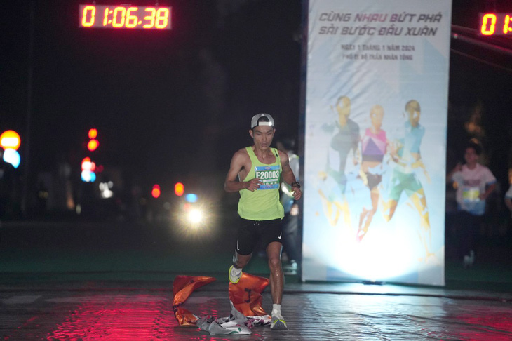 Hoàng Nguyên Thanh vô địch và phá kỷ lục quốc gia trong lần đầu tranh tài tại Giải bán marathon quốc tế Việt Nam 2024 - Ảnh: VIHM 2024
