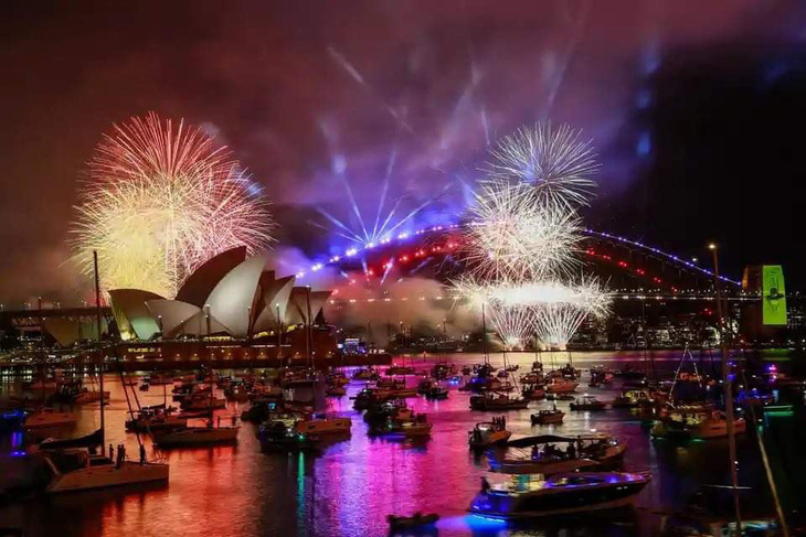 Pháo hoa thắp sáng bầu trời cảng Sydney lúc 21h đêm giao thừa. Úc là một trong những quốc gia đón năm mới sớm nhất thế giới - Ảnh: GETTY IMAGES