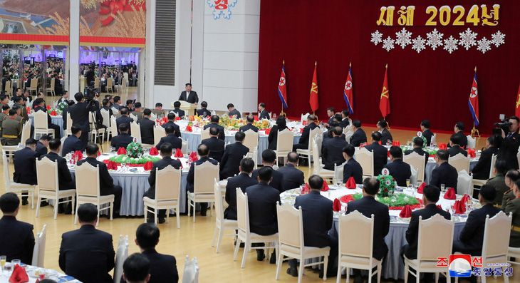 Ông Kim Jong Un phát biểu trong phiên họp của đảng cầm quyền ở Bình Nhưỡng - Ảnh: REUTERS