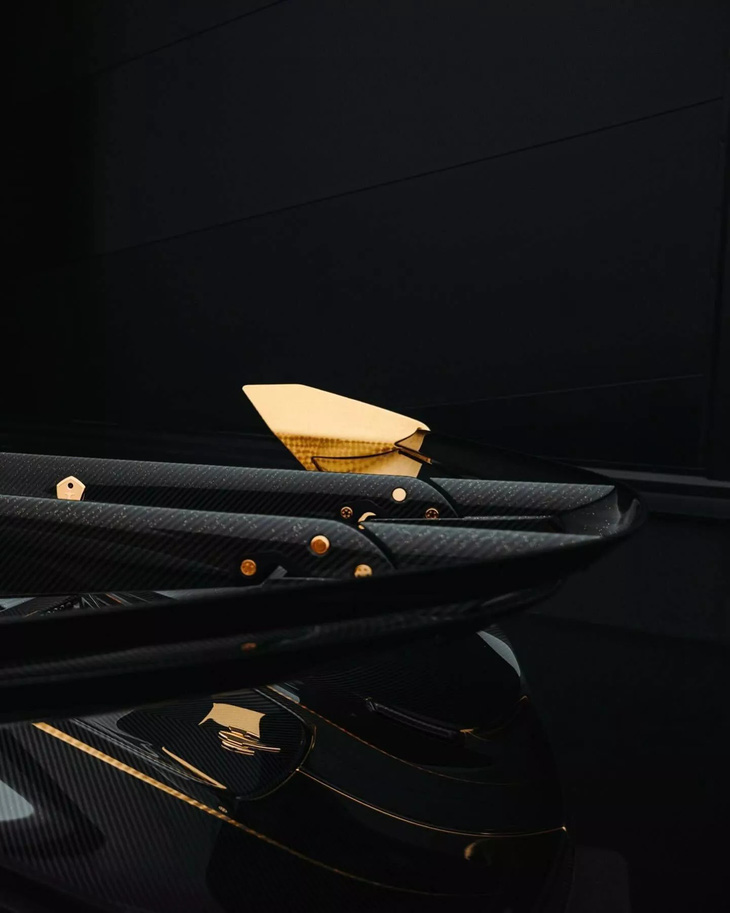 Koenigsegg Jesko độc nhất vô nhị với thân carbon, vàng 24K trang trí của trùm bất động sản