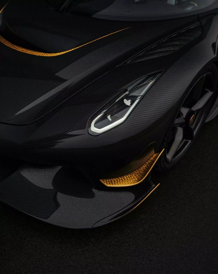Koenigsegg Jesko độc nhất vô nhị với thân carbon, vàng 24K trang trí của trùm bất động sản