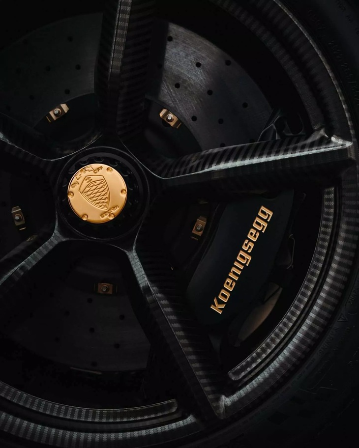 Koenigsegg Jesko độc nhất vô nhị với thân carbon, vàng 24K trang trí của trùm bất động sản