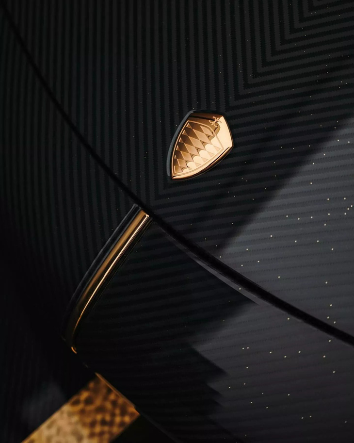 Bột vàng rải rác trên khung thân này kết hợp với nhiều yếu tố trang trí mạ vàng 24K thật được sử dụng để tạo hiệu ứng tương phản tại cánh gió sau, mũi xe, vây cá hông hay huy hiệu Koenigsegg - Ảnh: Koenigsegg