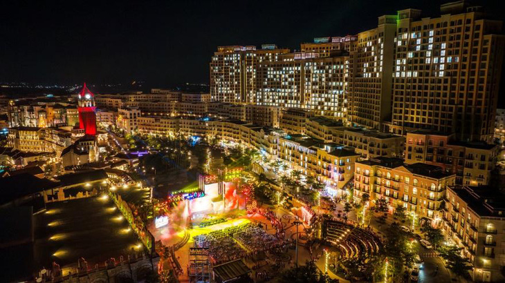 Chuỗi sự kiện đón năm mới sôi động còn khắc họa chân dung Thị trấn Hoàng Hôn (Sunset Town) - Tổ hợp giải trí mới hàng đầu thế giới do Sun Group đầu tư với tổng giá trị 4.000 tỉ đồng.