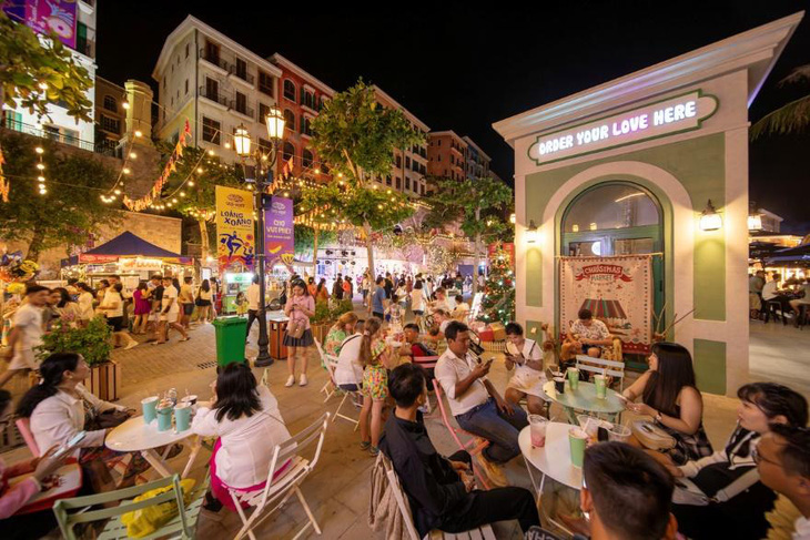 Người dân, du khách thưởng thức ẩm thực đa dạng tại chợ đêm Vui Phết