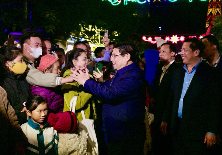 Thủ tướng Phạm Minh Chính bắt tay chào năm mới với người dân tại tỉnh Cao Bằng - Ảnh: QUANG TRUNG