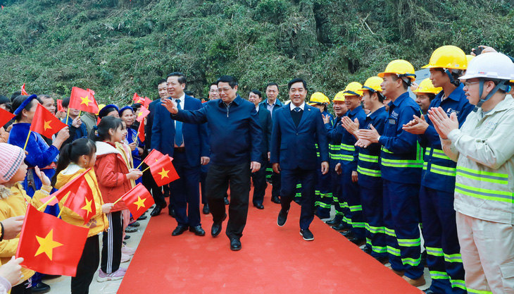 Thủ tướng vẫy chào học sinh trong lễ khởi công cao tốc Đồng Đăng - Trà Lĩnh - Ảnh: Đ.C.