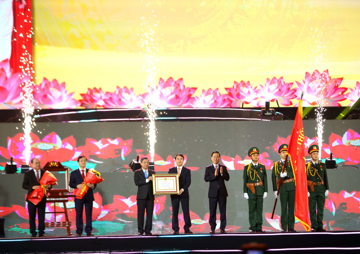 Chủ tịch nước Võ Văn Thưởng thay mặt Đảng, Nhà nước trao tặng Huân chương Lao động hạng nhất cho Đảng bộ, chính quyền và nhân dân tỉnh Hậu Giang - Ảnh: TRUNG PHẠM