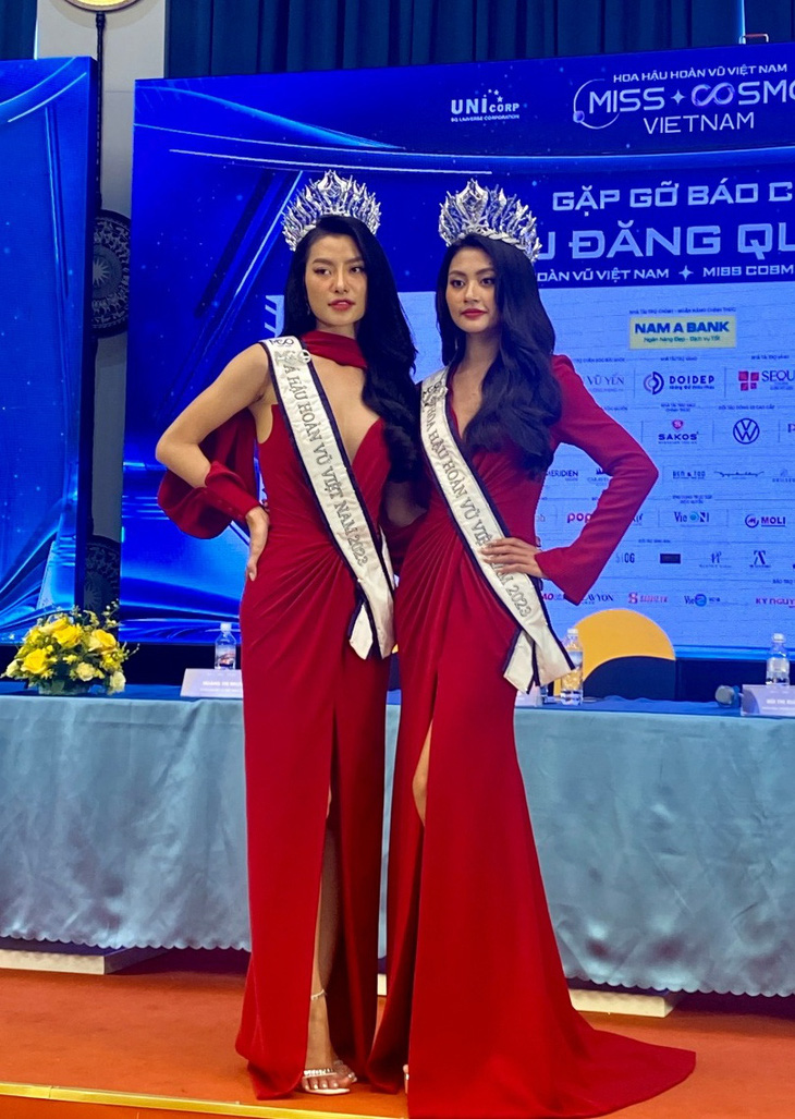 Top 2 Miss Cosmo Vietnam 2023 chụp ảnh sau đăng quang