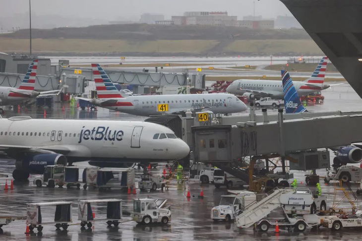 Hàng chục chuyến bay bị hủy ở sân bay La Guardia khi New York chuẩn bị ứng phó với cơn bão lớn - Ảnh: GETTY IMAGES