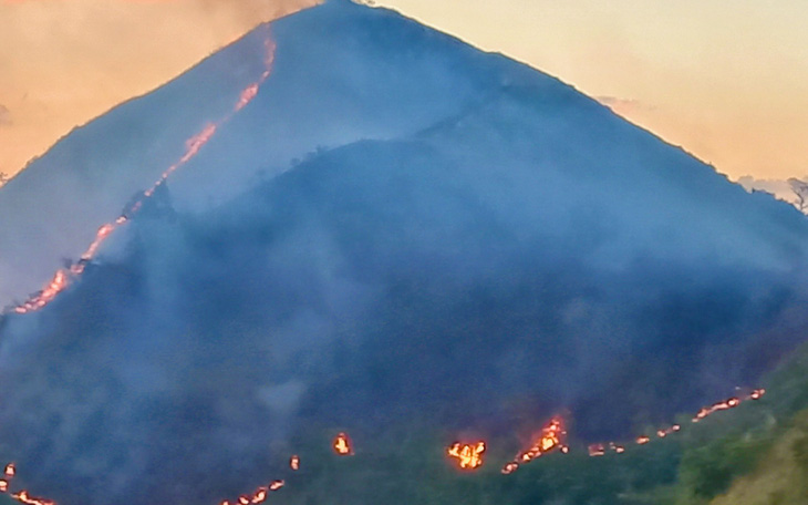 Cháy trên núi Cô Tiên, đã đưa 25 người cắm trại xuống núi