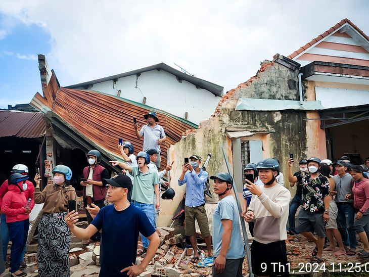Nhà ông Nguyễn Thanh Chính tại xã Điện Nam Trung, thị xã Điện Bàn, bị máy bay rơi làm sập tường 