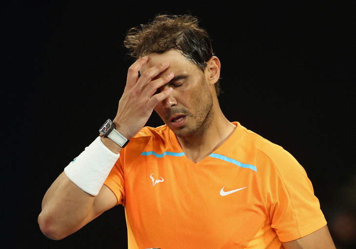 Nadal dính chấn thương rách cơ vùng hông trước ngày khai mạc Giải quần vợt Úc mở rộng 2024 - Ảnh: REUTERS