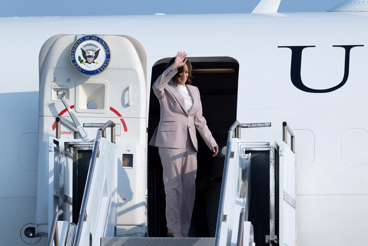 Phó tổng thống Mỹ Kamala Harris vẫy chào từ chuyên cơ Không lực 2, sau khi tham dự Hội nghị thượng đỉnh ASEAN lần thứ 43 vào tháng 7-2023 - Ảnh: REUTERS