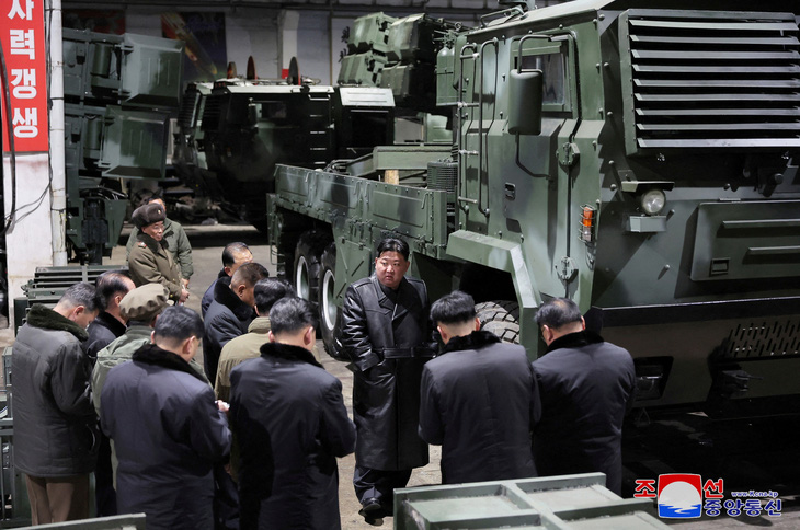 Nhà lãnh đạo Triều Tiên Kim Jong Un thăm cơ sở sản xuất vũ khí ở nước này gần đây - Ảnh: REUTERS