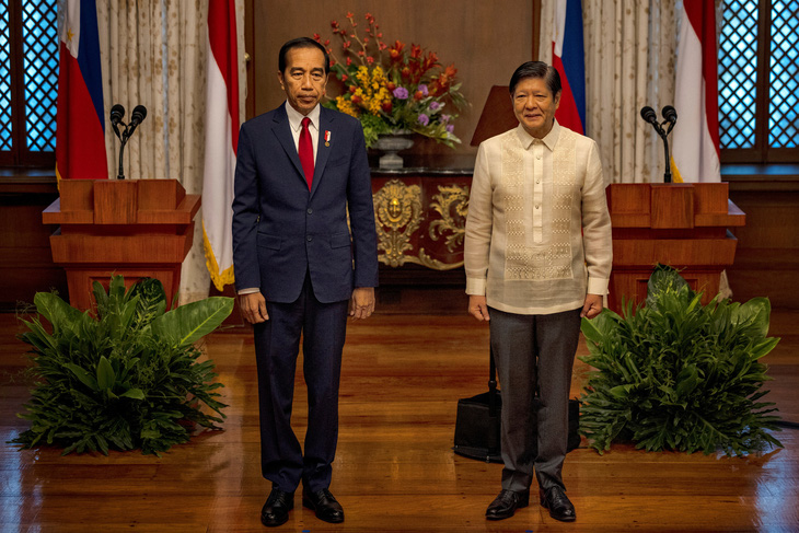 Tổng thống Philippines Ferdinand Marcos và Tổng thống Indonesia Joko Widodo (trái) chụp ảnh chung trước khi bắt đầu cuộc họp báo ở Điện Malacanang, thủ đô Manila ngày 10-1 - Ảnh: REUTERS