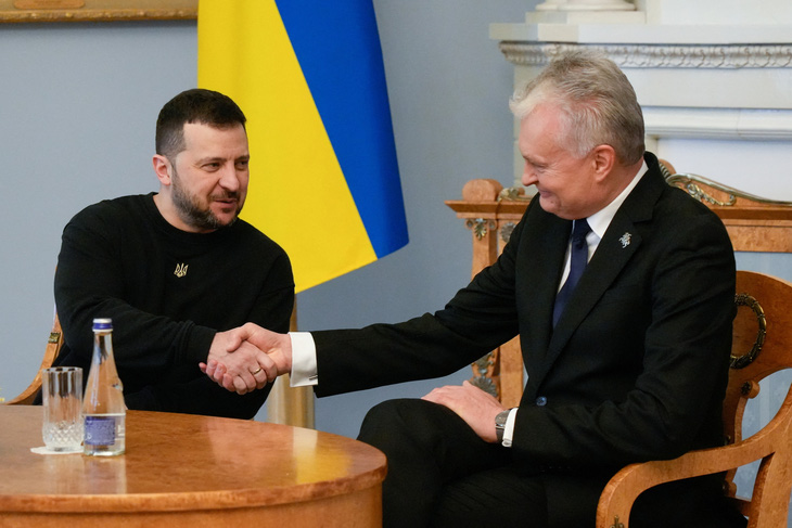 Tổng thống Ukraine Zelensky (trái) bắt tay Tổng thống Lithuania Gitanas Nauseda tại Vilnius, Lithuania ngày 10-1 - Ảnh: REUTERS