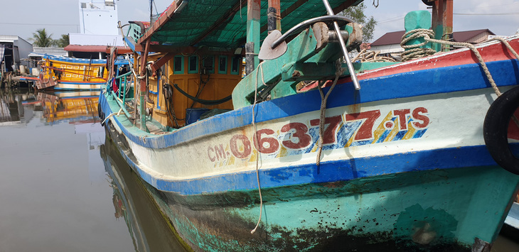 Tàu của ông Lê Thanh Toàn, huyện Trần Văn Thời, tỉnh Cà Mau không dám ra khơi vì sợ bị tấn công - Ảnh: THANH HUYỀN