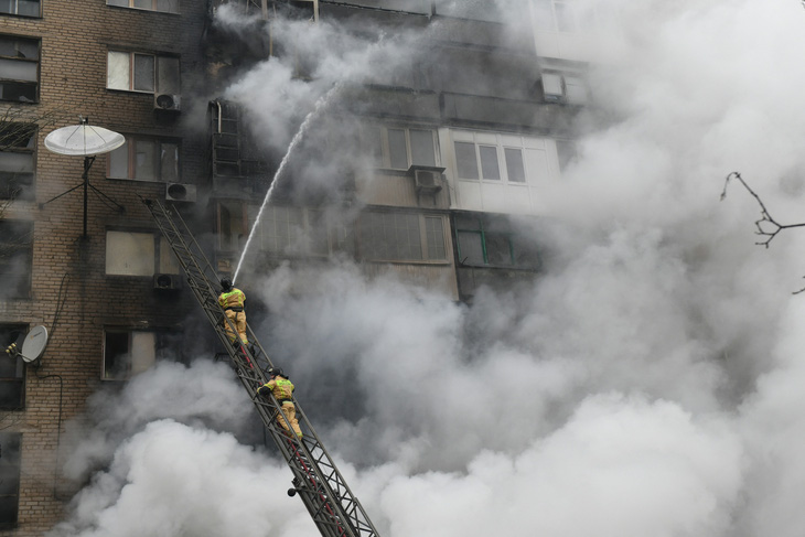 Một tòa nhà bị tấn công trong giao tranh ở khu vực Donetsk, miền đông Ukraine - Ảnh: AFP