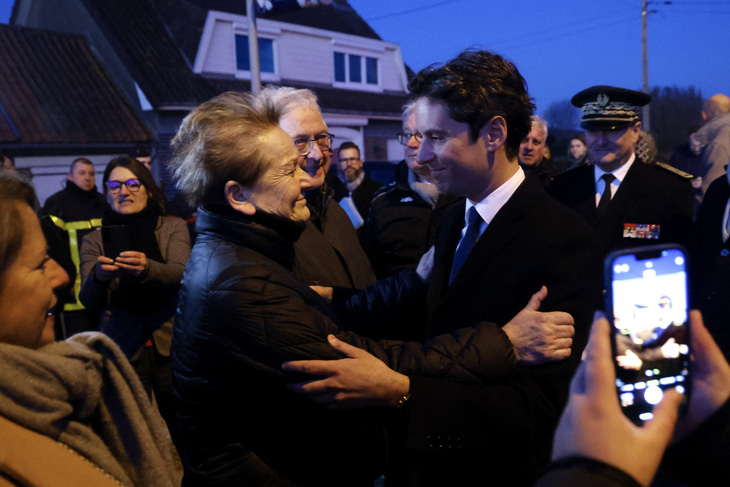 Tân Thủ tướng Pháp Gabriel Attal nói chuyện với người dân địa phương trong chuyến thăm Clairmarais ở miền bắc nước Pháp ngày 9-1 - Ảnh: AFP