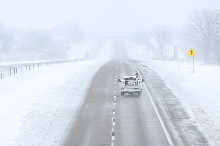 Theo Đài CNN, bang Iowa đã đóng cửa một phần xa lộ liên bang 80 vào chiều 9-1 (giờ Mỹ) do tuyết rơi trắng xóa, dẫn đến một vụ va chạm giữa nhiều phương tiện - Ảnh: GETTY IMAGES